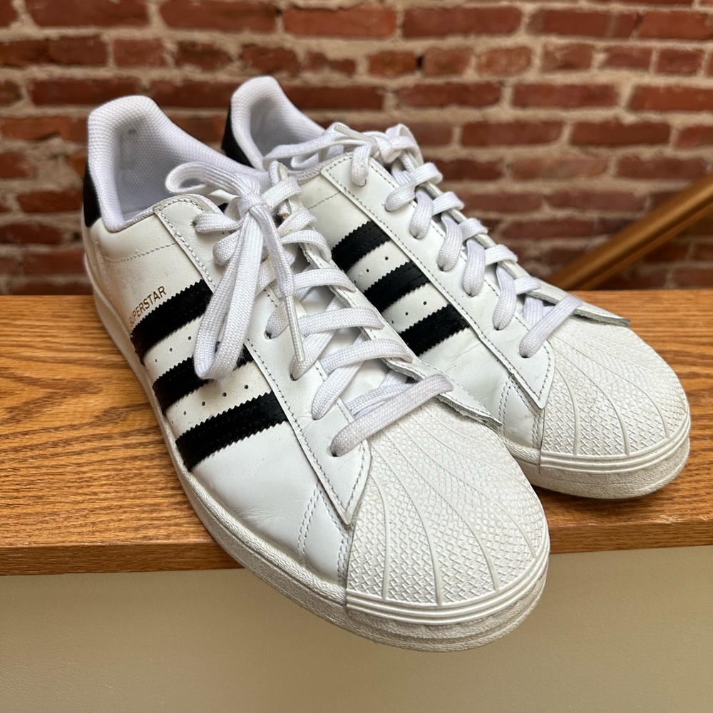 Near Perfect Condition Men’s ADIDAS Superstar Sneakers white/black size 10.5